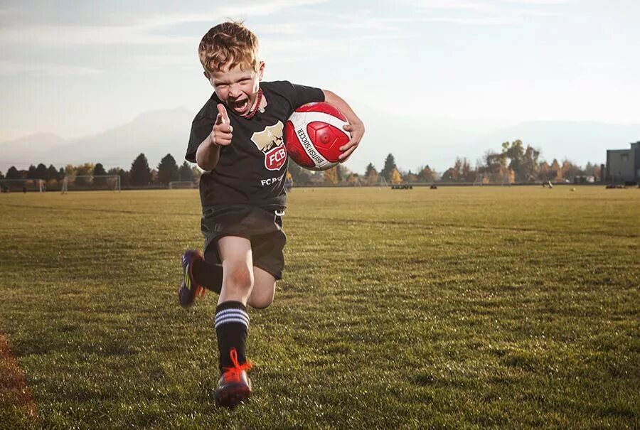 Peter started to play football because. Дети футболисты. Детский футбол. Мальчик футболист. Мальчик с футбольным мячом.
