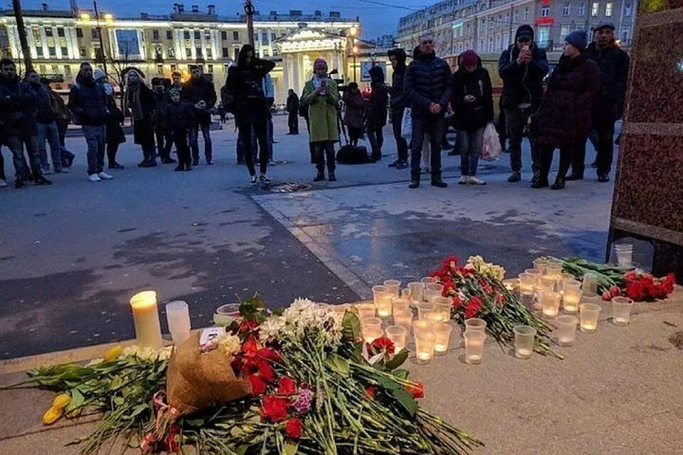 Трагедия в петербурге сегодня. Спб технологический институт метро теракт. Трагедия в петербурге сегодня. Трагедия в петербурге сегодня. Трагедия в петербурге сегодня.