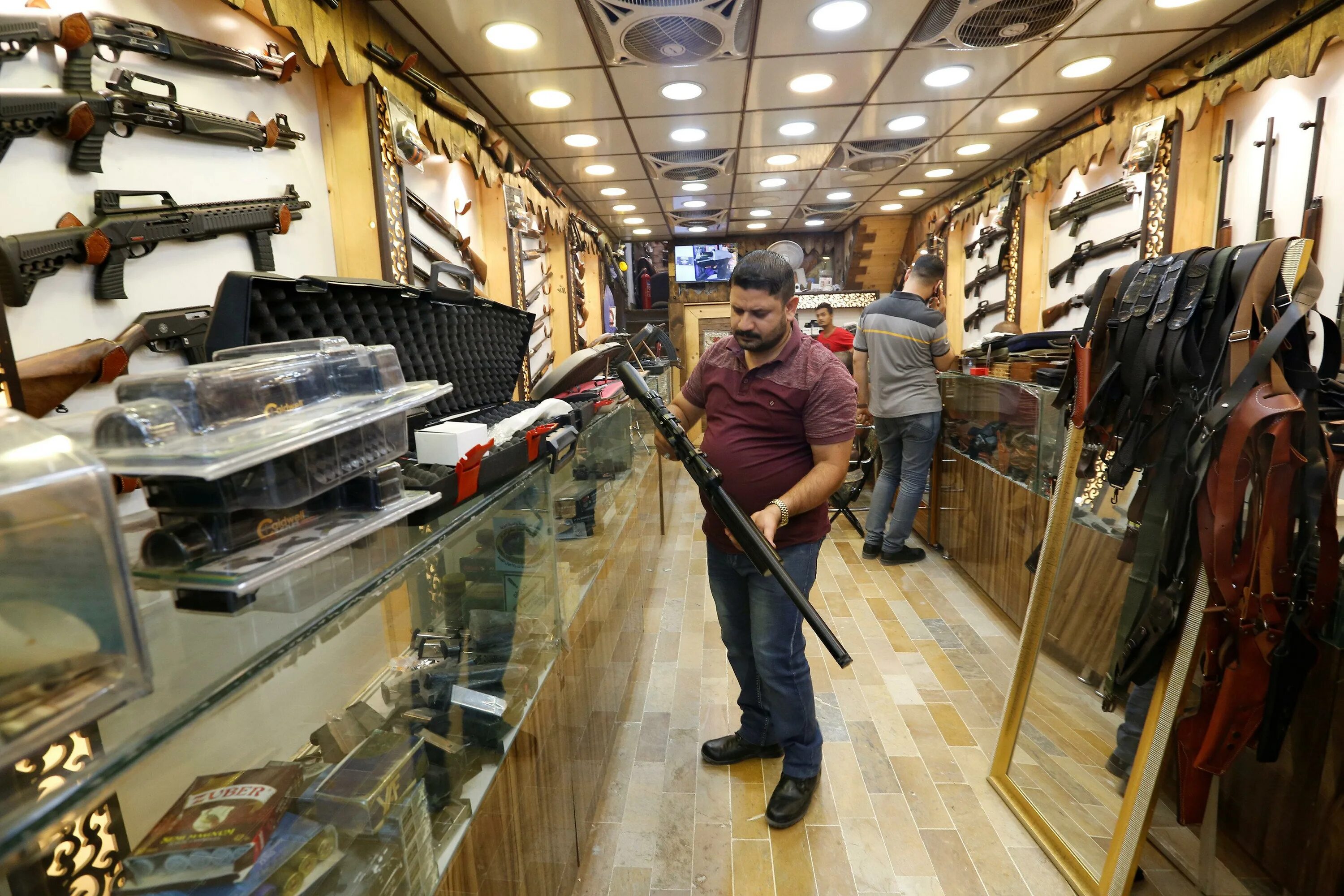 Оружейный магазин в Ереване. Оружейный рынок. Магазин охотник. Оружейный магазин в Турции. Черный рынок магазин