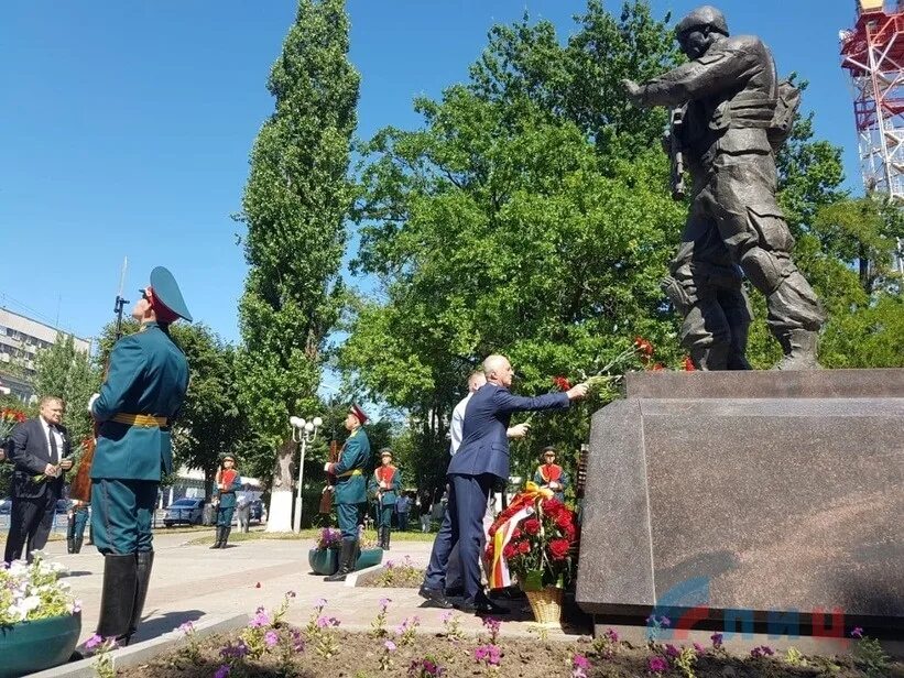 Памятник российским добровольцам в Луганске. Памятник российским добровольцам ЛНР. Памятник российским добровольцам в Луганске фото. Российские добровольцы. Памятник волонтерам