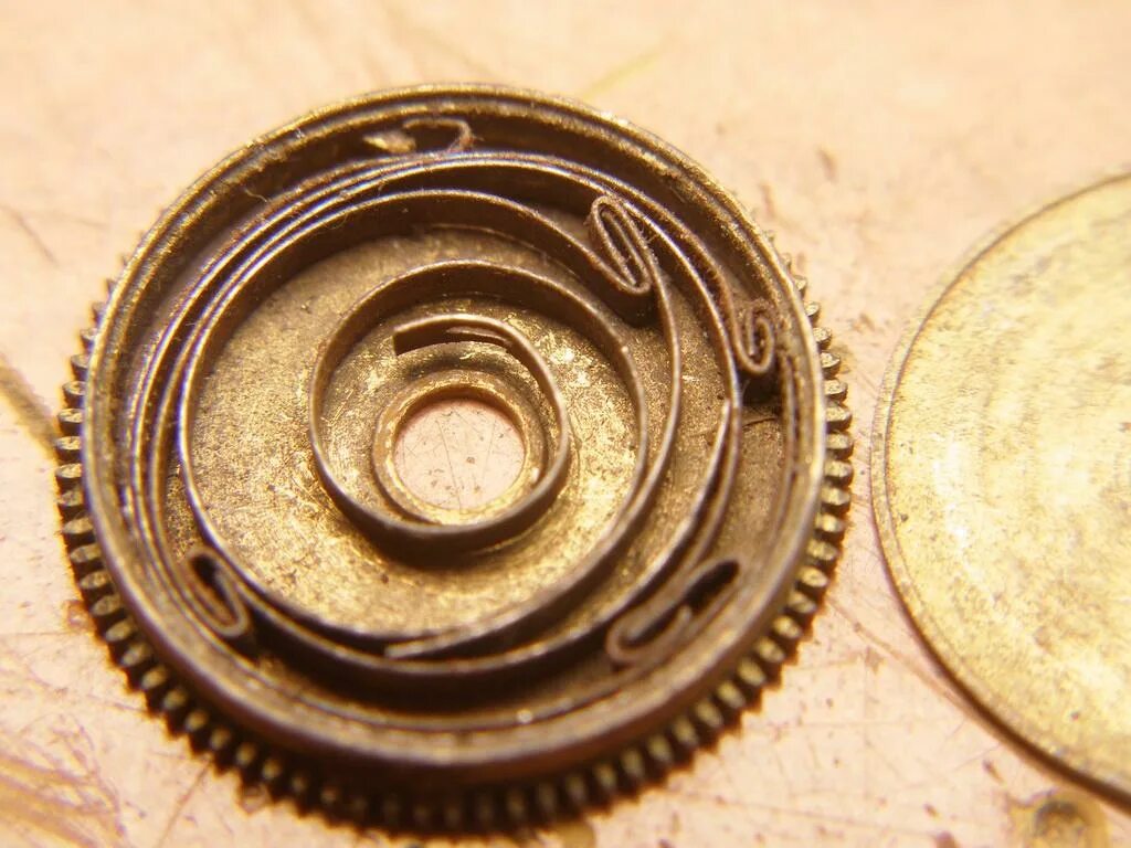 ремонт пружины часов. ремонт пружины часов. будильник на пружине. барабан с пружиной настенных часов. репассаж часов.