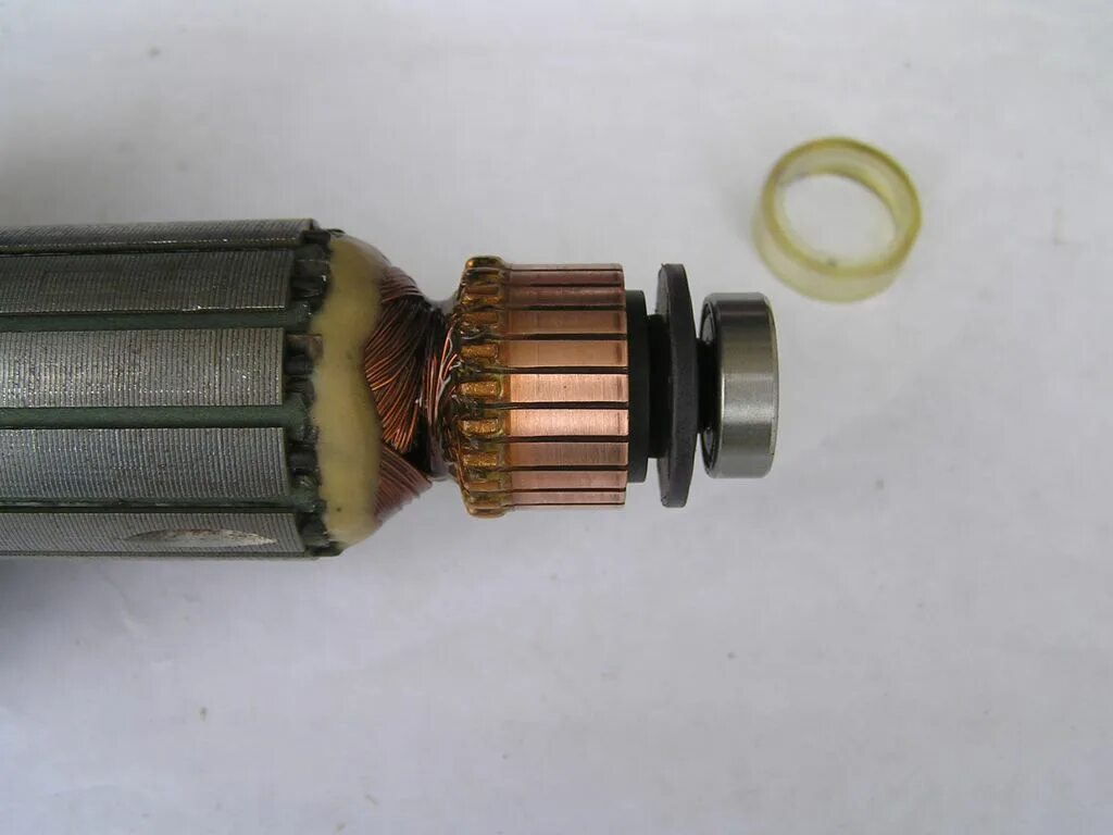 Ротор и редуктор болгарки. Подшипники якоря в болгарке интерскол ушм 125/900. Ротор зажигания мопеда альфа. Как снять ротор с бензогенератора. Ротор мотоцикла 250.