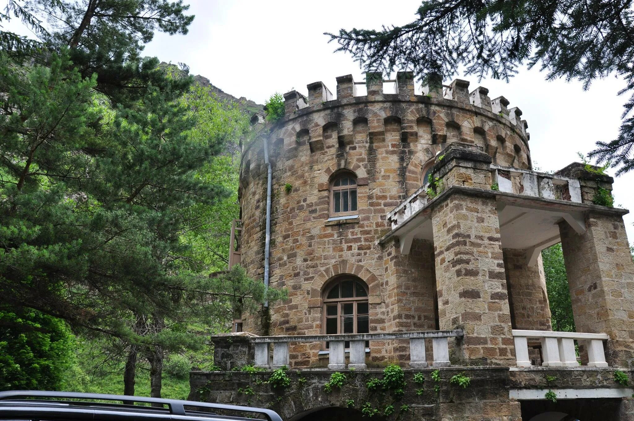 Нарзан кабардино балкария. Долина Нарзанов Кабардино-Балкария Кисловодск. Река Хасаут Долина Нарзанов. Долина Нарзанов Кисловодск Приэльбрусье. Замок Долина Нарзанов КБР.