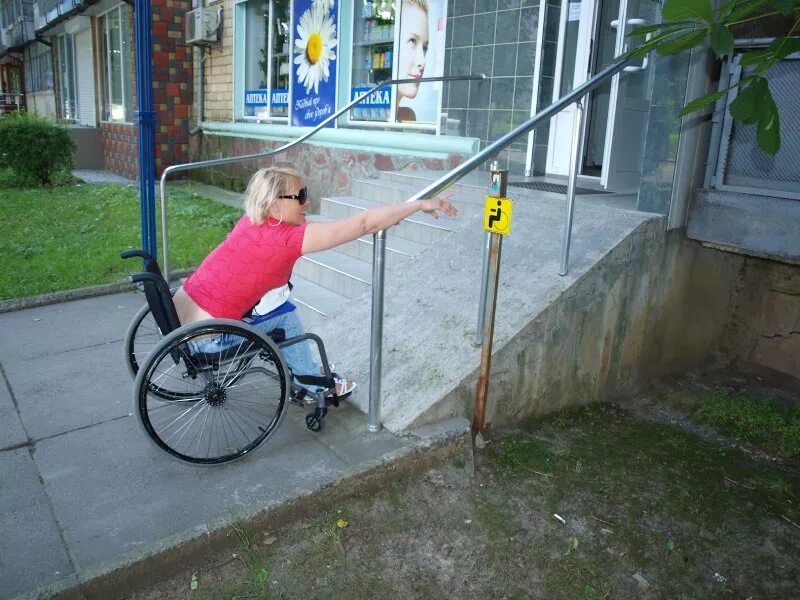 Выезд инвалида. Доступная среда для инвалидов колясочников. Доступная среда для инвалидов пандусы. Пандус для колясочников. Пандус для людей с ограниченными возможностями.