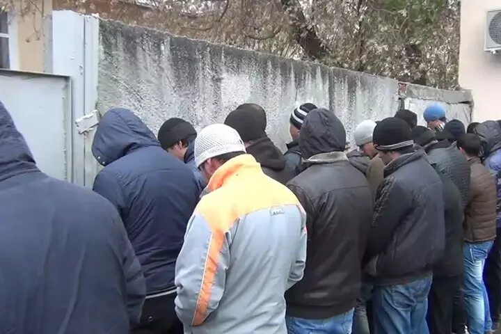 Видео задержанных таджиков. Драка полиции и таджиков. Задержали мигрантов в Москве.