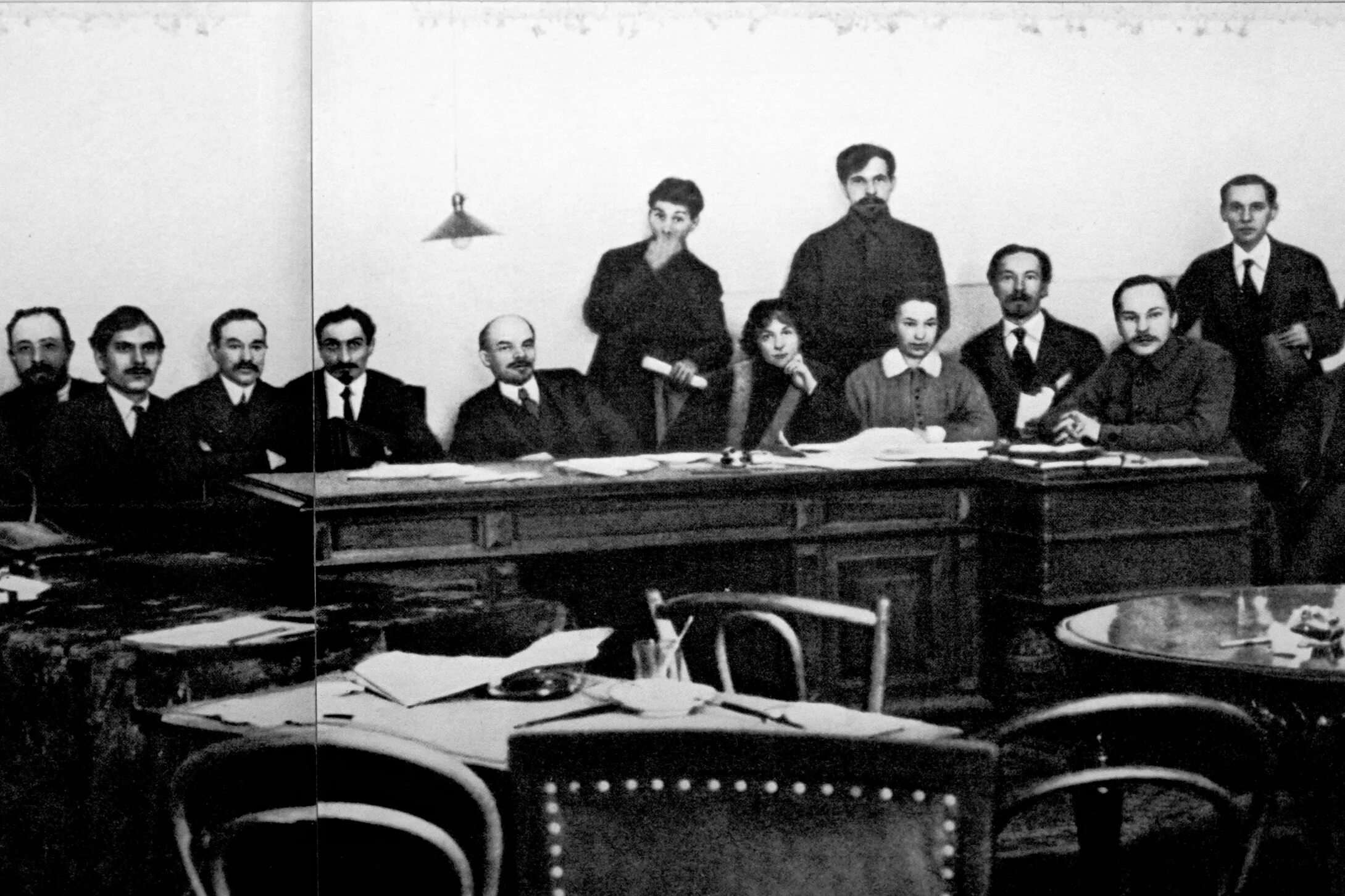 Правительство созданное большевиками. Первый состав совнаркома 1917. первое советское правительство в 1917. первое правительство большевиков в 1917. правительство ленина 1917.
