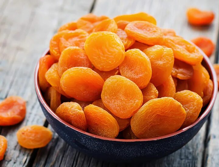 сушеные абрикосы размоченные. чернослив абрикос и инжир. сухофрукты изюм курага чернослив. курага витамины. сухофрукты цукаты.