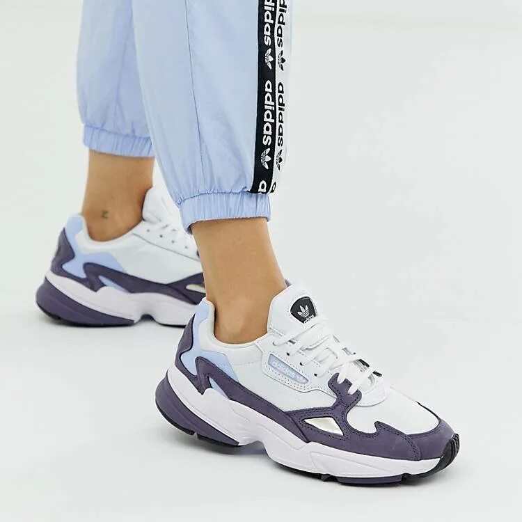 Кроссовки adidas Falcon. Женские кроссовки adidas Originals Falcon. Адидас Фалькон женские. Кроссовки адидас Фэлкон.