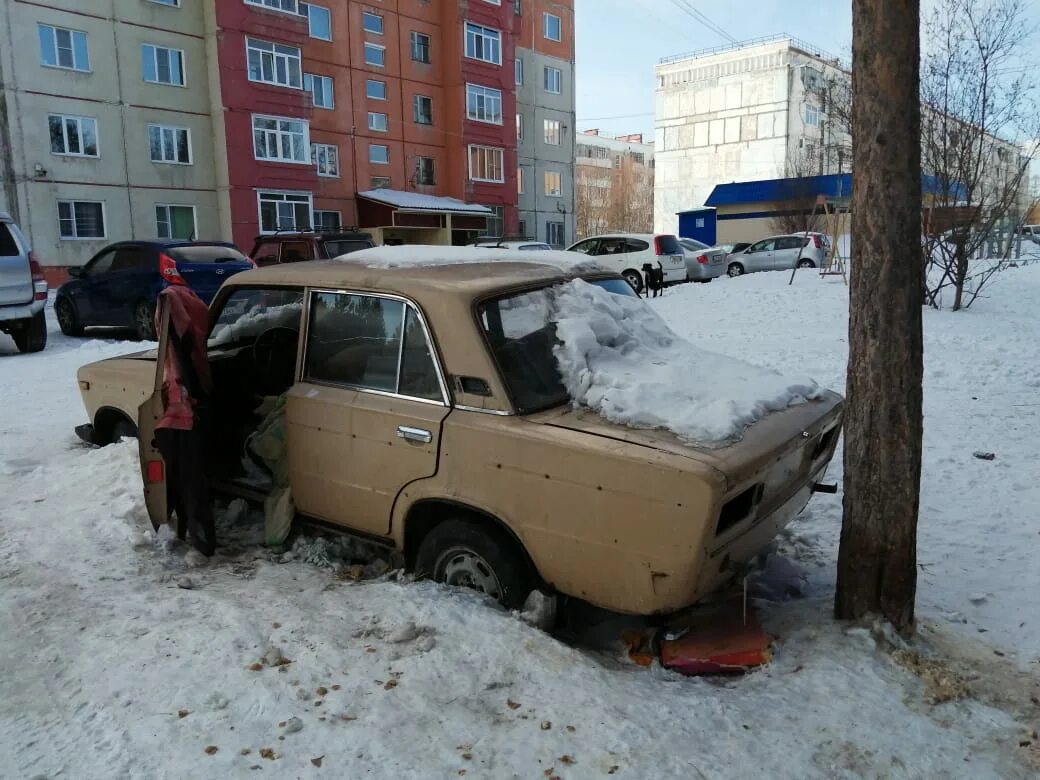 Почему машину бросает. Брошенные авто Екатеринбург. Брошенные машины Екатеринбурга. Брошенный автомобиль на Уралмаше. Брошенные автомобили Нижневартовск.