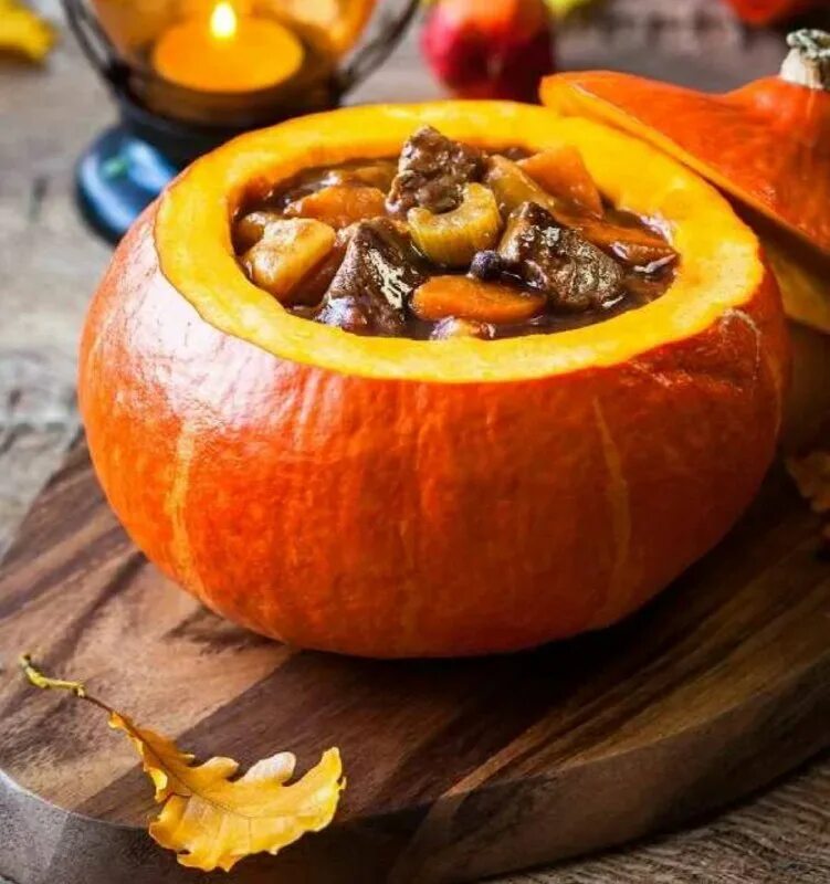 Запекать тыкву время. Фаршированная тыква запеченная в духовке. Запекать тыкву время. Тыква запечённая в духовке кусочками. Тыква, фаршированная свининой.