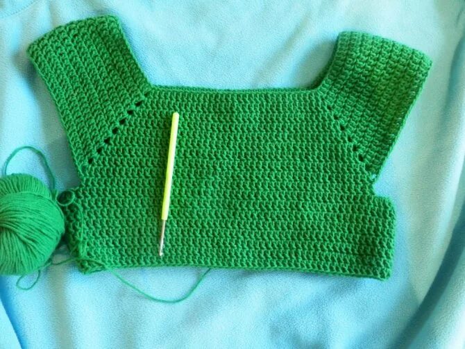 Одежда для уточки лалафан из бумаги. Вязаная одежда для игрушек со схемами и описанием. Платье для девочки спицами схема и описание. Платье для девочки спицами схема. Одежда для уточки.