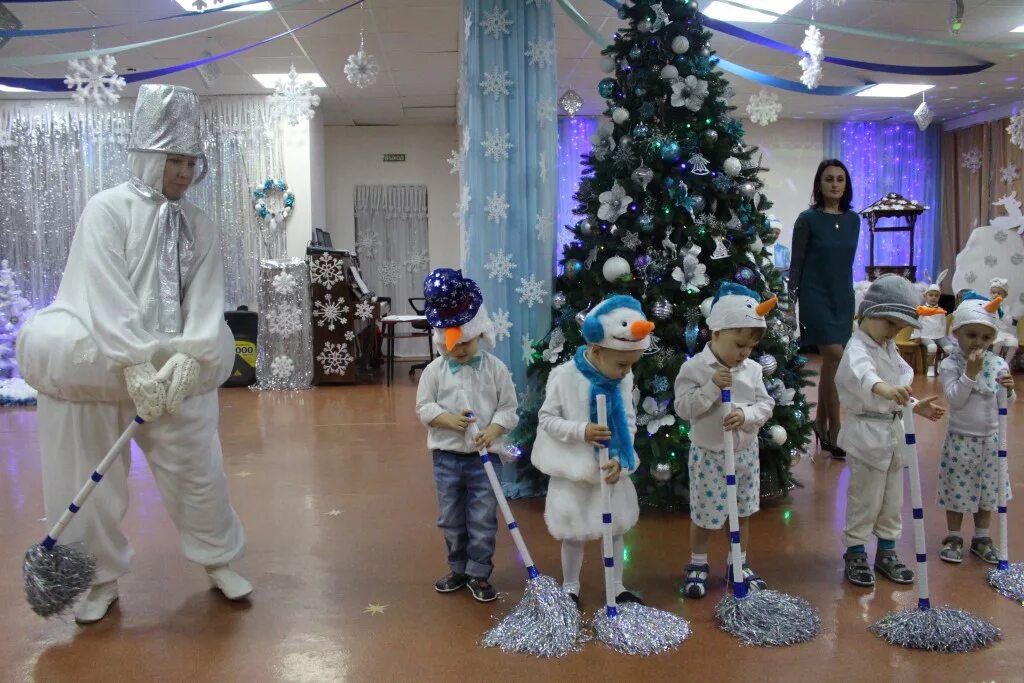 Метелка для снеговика. Как сделать метелку для снеговика на утренник. Метелка снеговика в садик. Костюм снеговика для мальчика в детском саду. Танец снеговиков с метелками в детском саду.