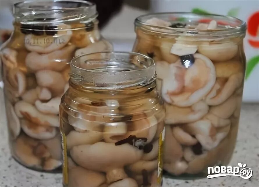 Рецепт как закрыть маслята. Маслята маринованные маленькие. маслята маринованные фото. маслята маринованные в банках фото. маслята маринованные фото в банке.