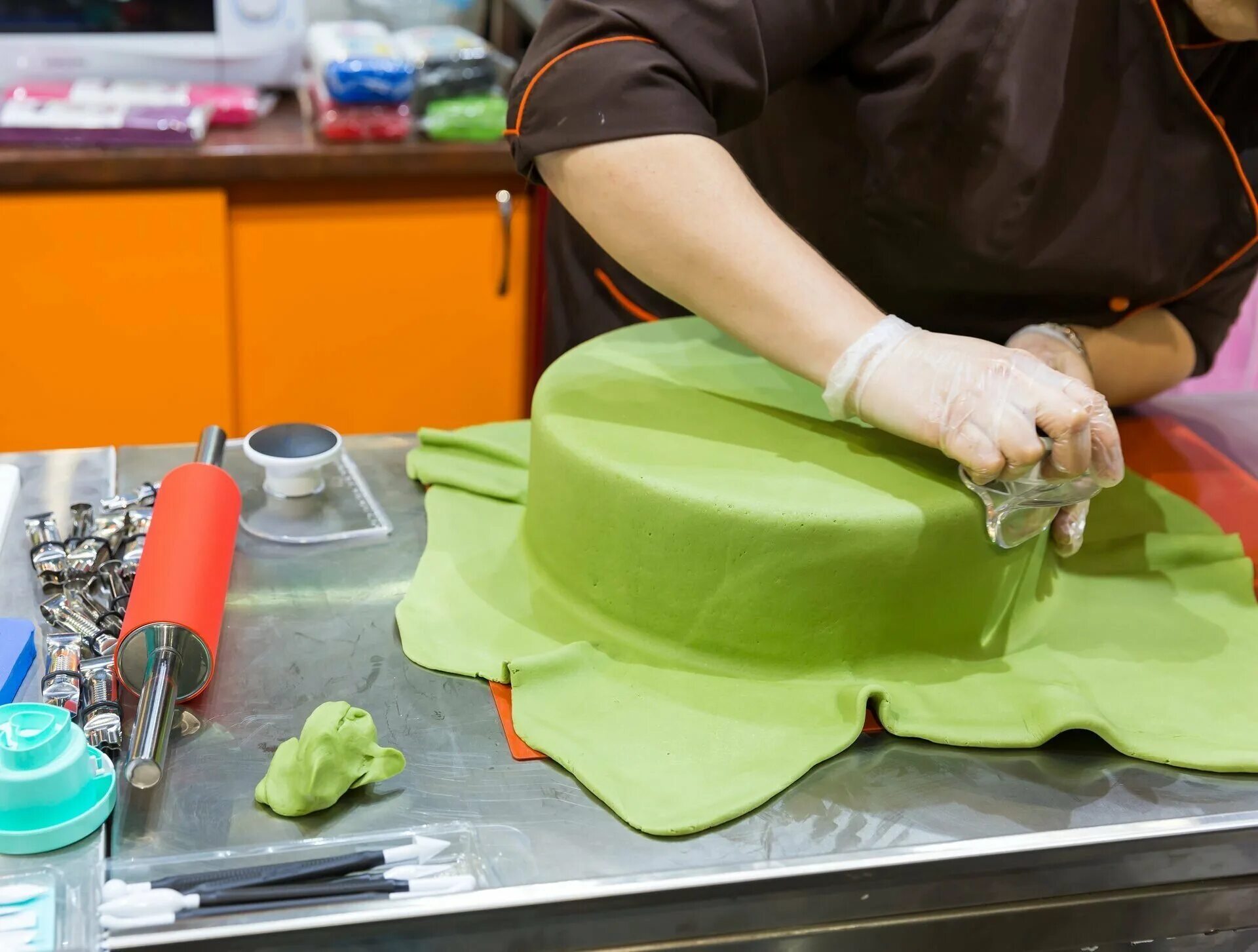 Торт обтяжка. Обтяжка торта мастикой для начинающих. Мастика для торта. Торты обтянутые мастикой. Мастика для торта.