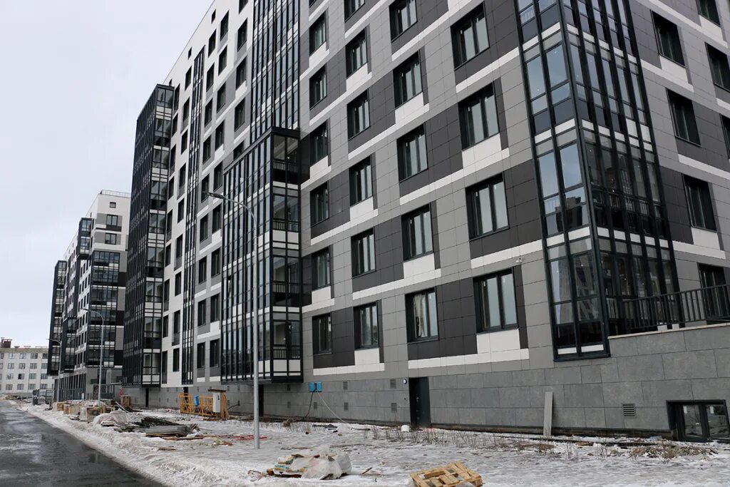Жилой комплекс "Жемчужная гавань" в рассветных лучах солнца