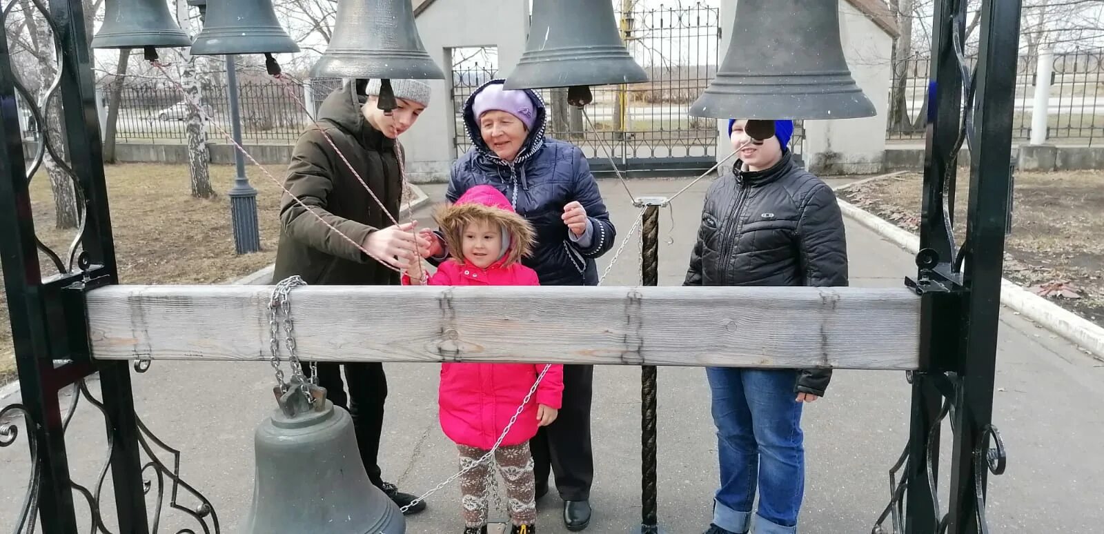 Колокольный звон на пасху. Звонарь колокола. Колокола в церкви. Дети звонят в колокола. Позвонить в колокола на светлой седмице.