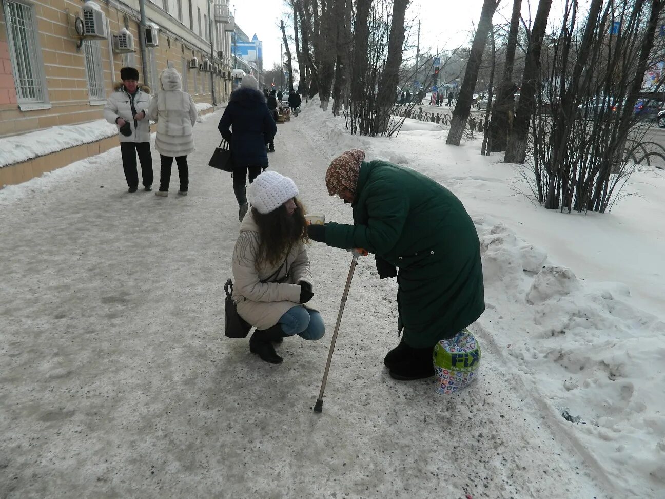 Помогать 30. Бабушку через дорогу. Улица добрых дел. Помощь бабушке. Дети помогают пожилым.