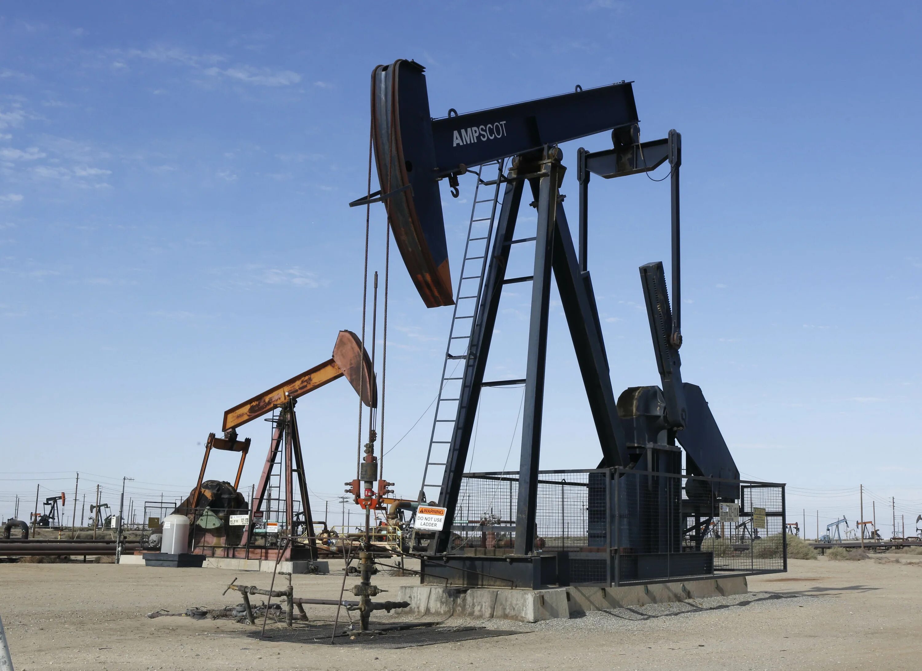 Бурение скважин роснефть. Сургут месторождение нефти. Нефтедобыча фото. Добыча нефти. Мегион месторождение.