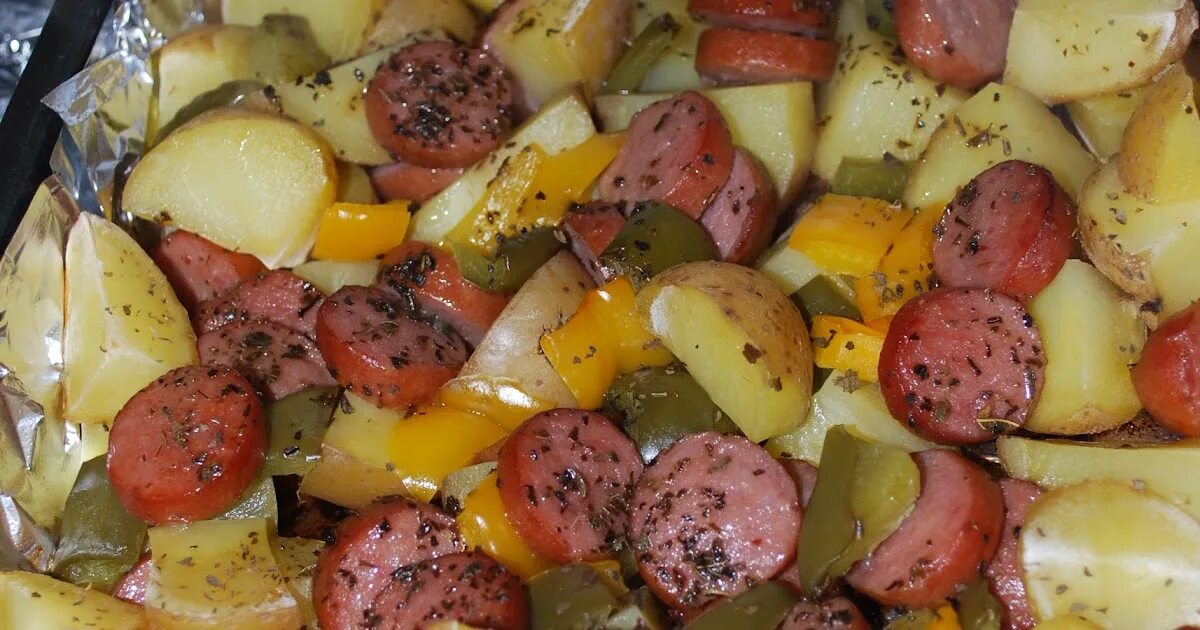 Картошка с колбасой в духовке. Запеченная картошка с сосисками. Рецепт картошки с колбасой в духовке. Картошка с колбасками в духовке. Картошка с колбасой и сыром в духовке.