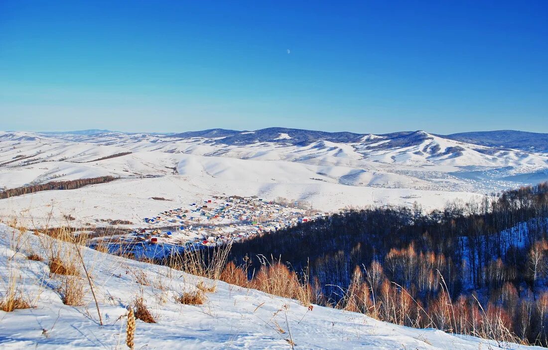 Горно Алтайск. Горно Алтайск зима. Гора Ухтюба Горно Алтайск. Гора тугая зимой.