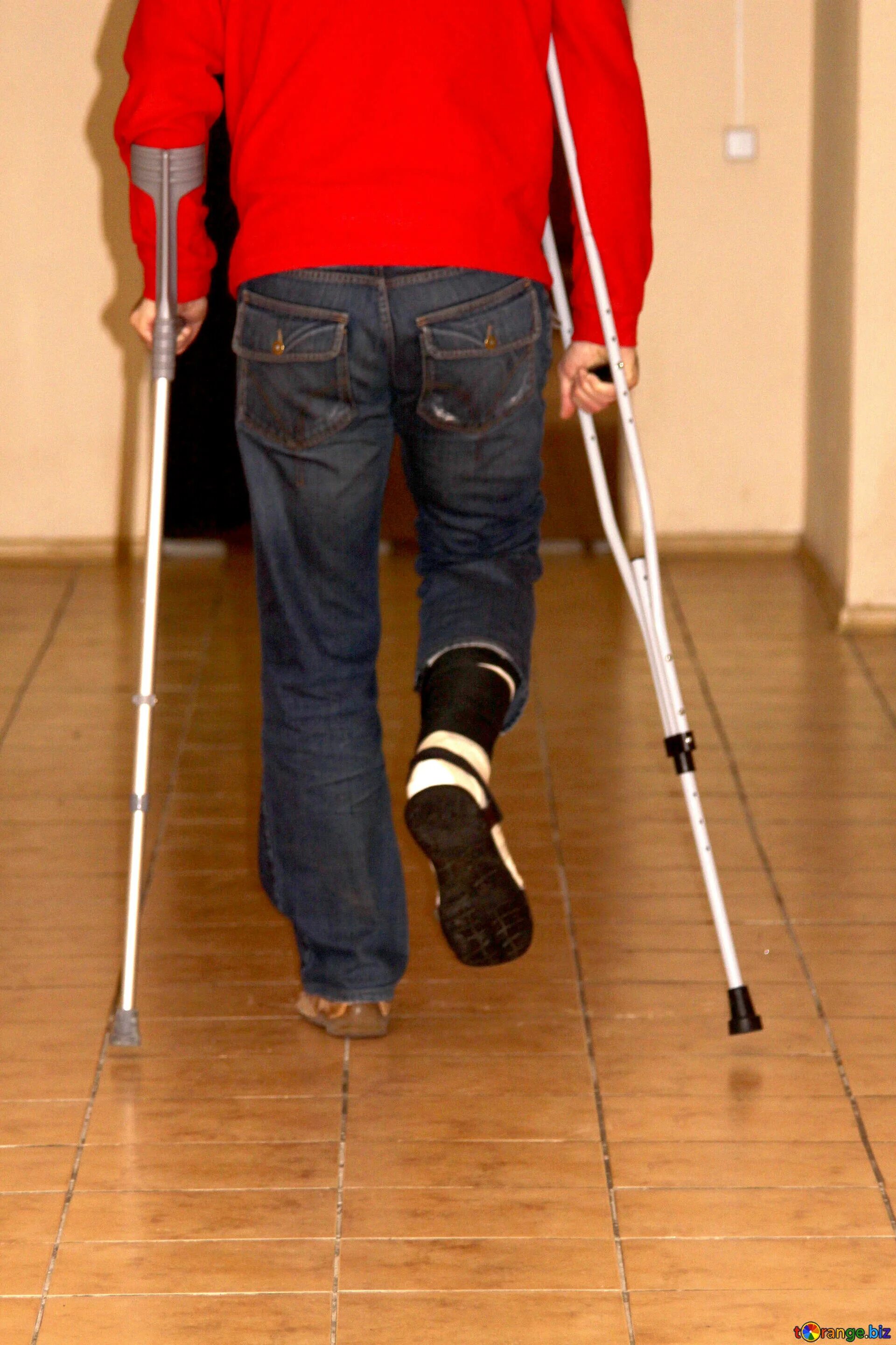 Какие костыли после эндопротезирования. Человек на костылях. Парень на костылях. Палки для ходьбы с больными ногами. Костыли для больных.