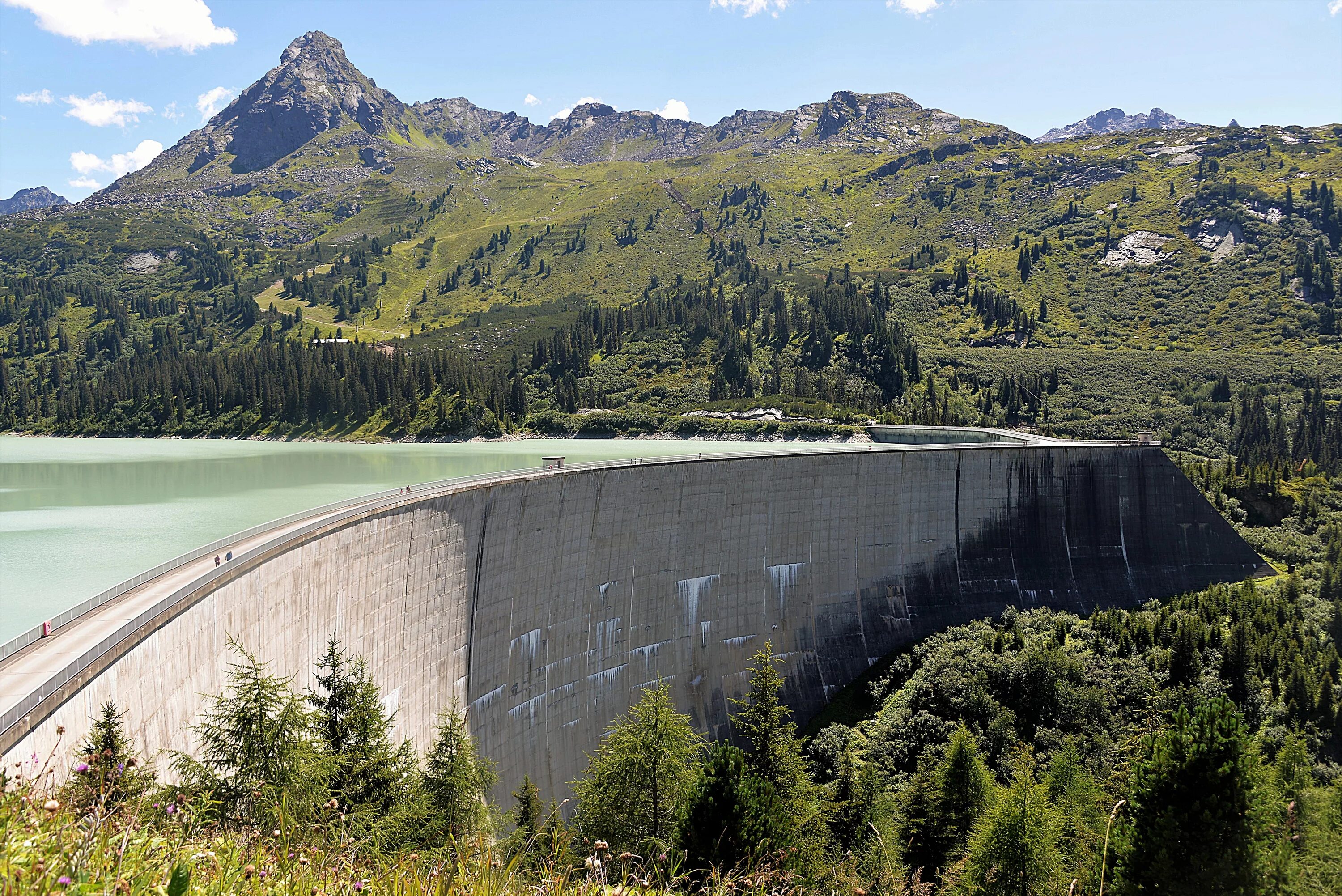 Что такое дамба фото. Саяно-Шушенская ГЭС. Гидроэлектростанции в Австрии. Гидроэлектростанции Швейцарии. Плотина Мавосин в Швейцарии.