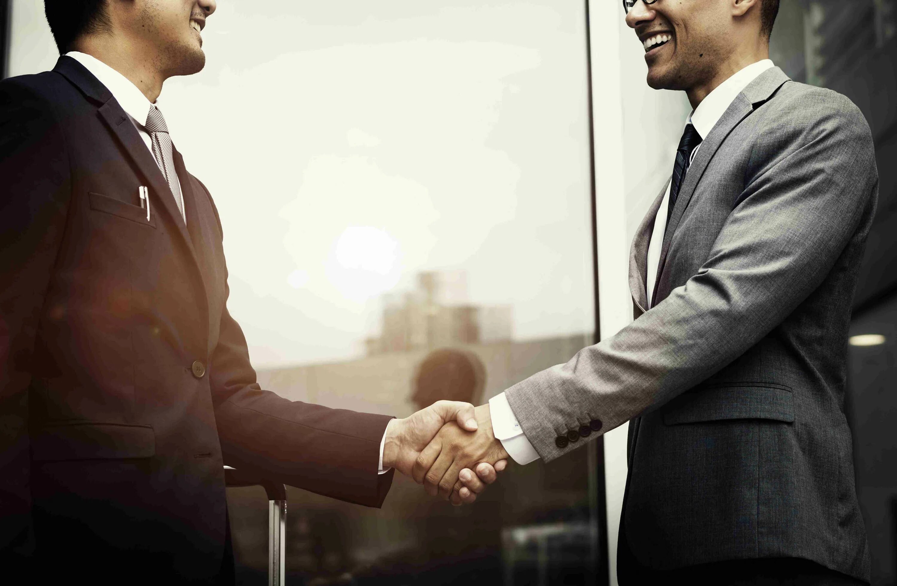 Client handshake. Бизнесмены пожимают руки. Рукопожатие бизнесменов. Рукопожатие деловых партнеров. Мужчины жмут руки.