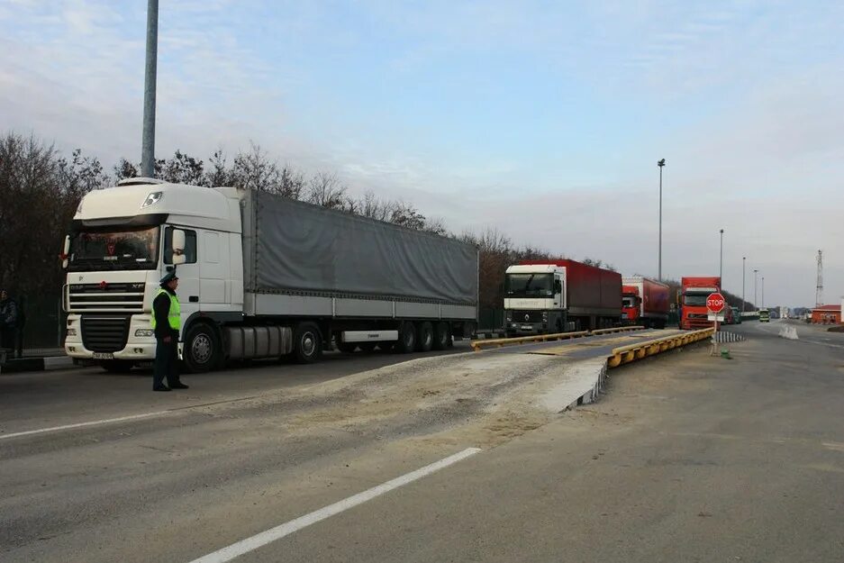 Обстановка на границе белгородской области сейчас. Российско украинская таможня Белгород. Фуры в Ростове очередь. Фура пересекает границу. Фуры на границе Приднестровья.