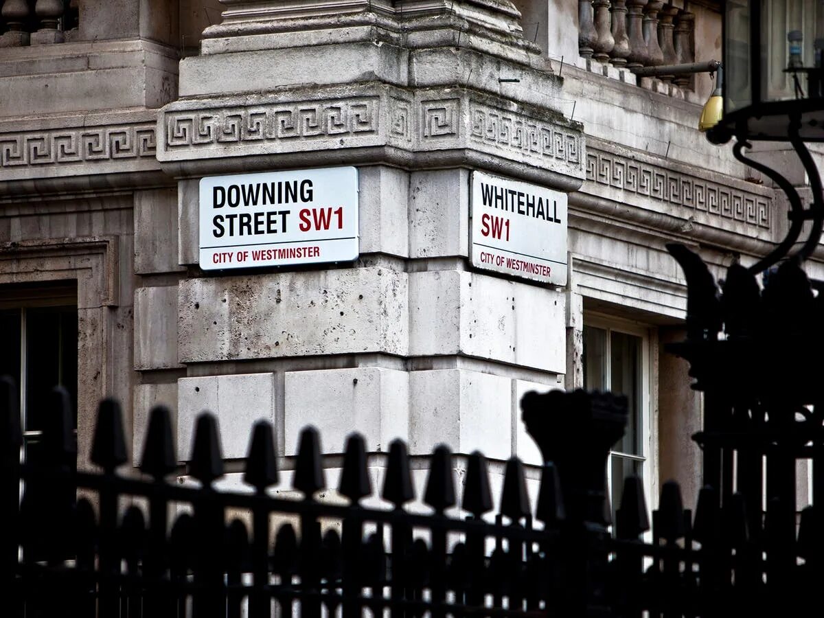 Даунинг-стрит 10 в лондоне. Дверь на даунинг стрит 10. 10 downing street риши сунак. Резиденция премьер-министра великобритании в лондоне. Даунинг-стрит в лондоне.