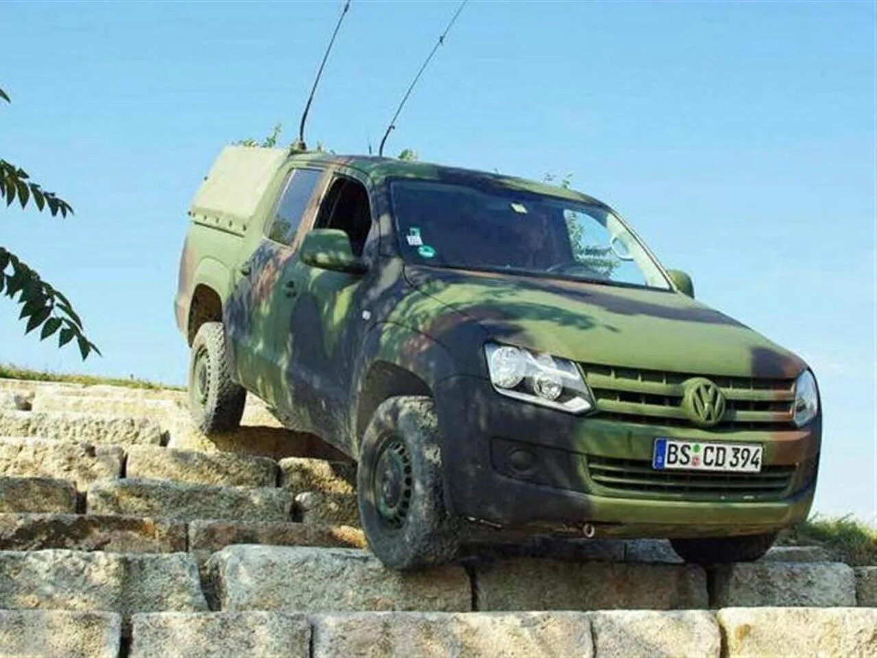 Пикап немка. Амарок милитари. Внедорожник Фольксваген Амарок. Volkswagen Amarok камуфляж. Амарок пикап военный.