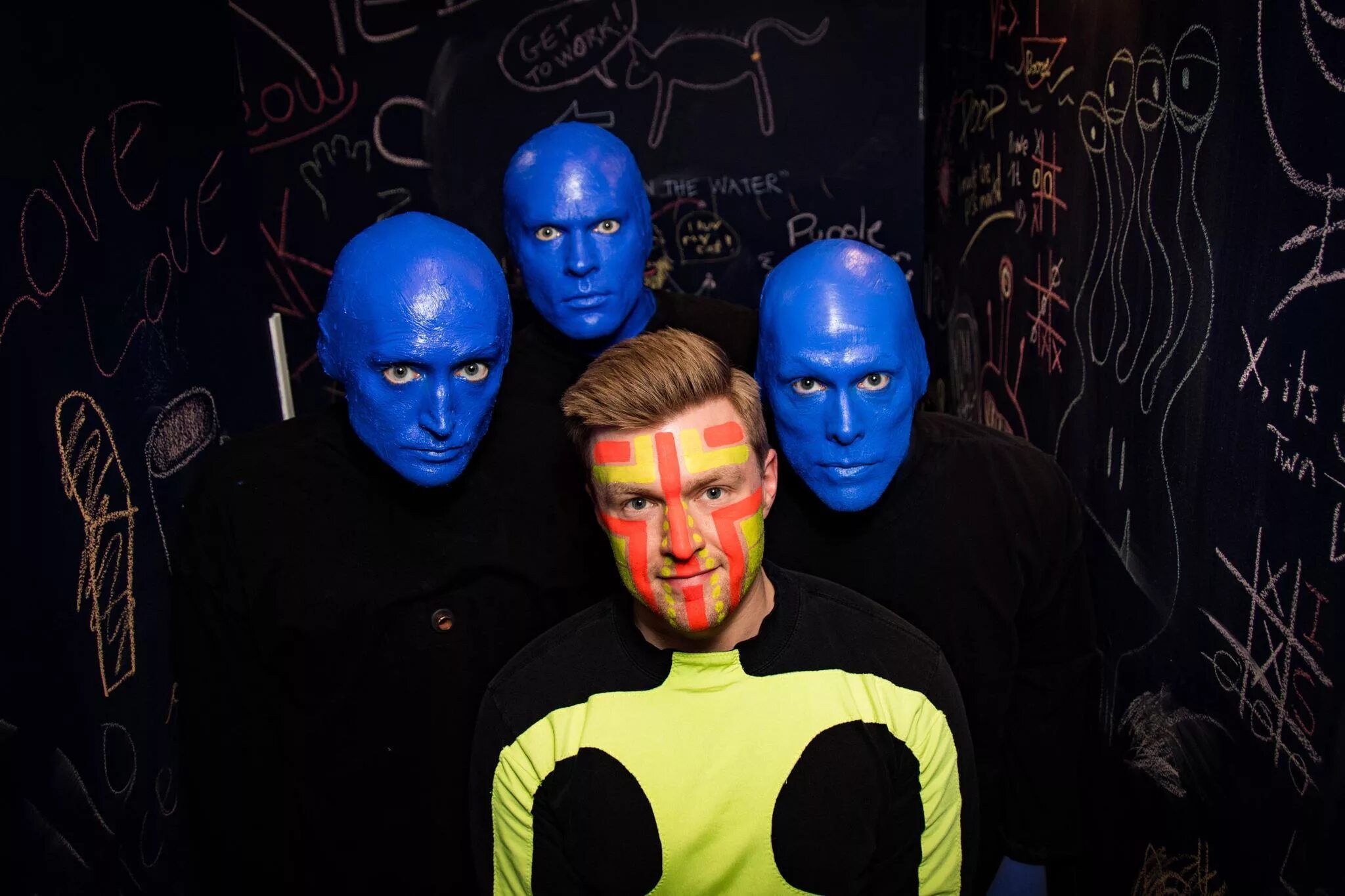 Man группа. Группа blue man group. солистка группы blue man group. блю мен групп без масок. blue man group без грима.