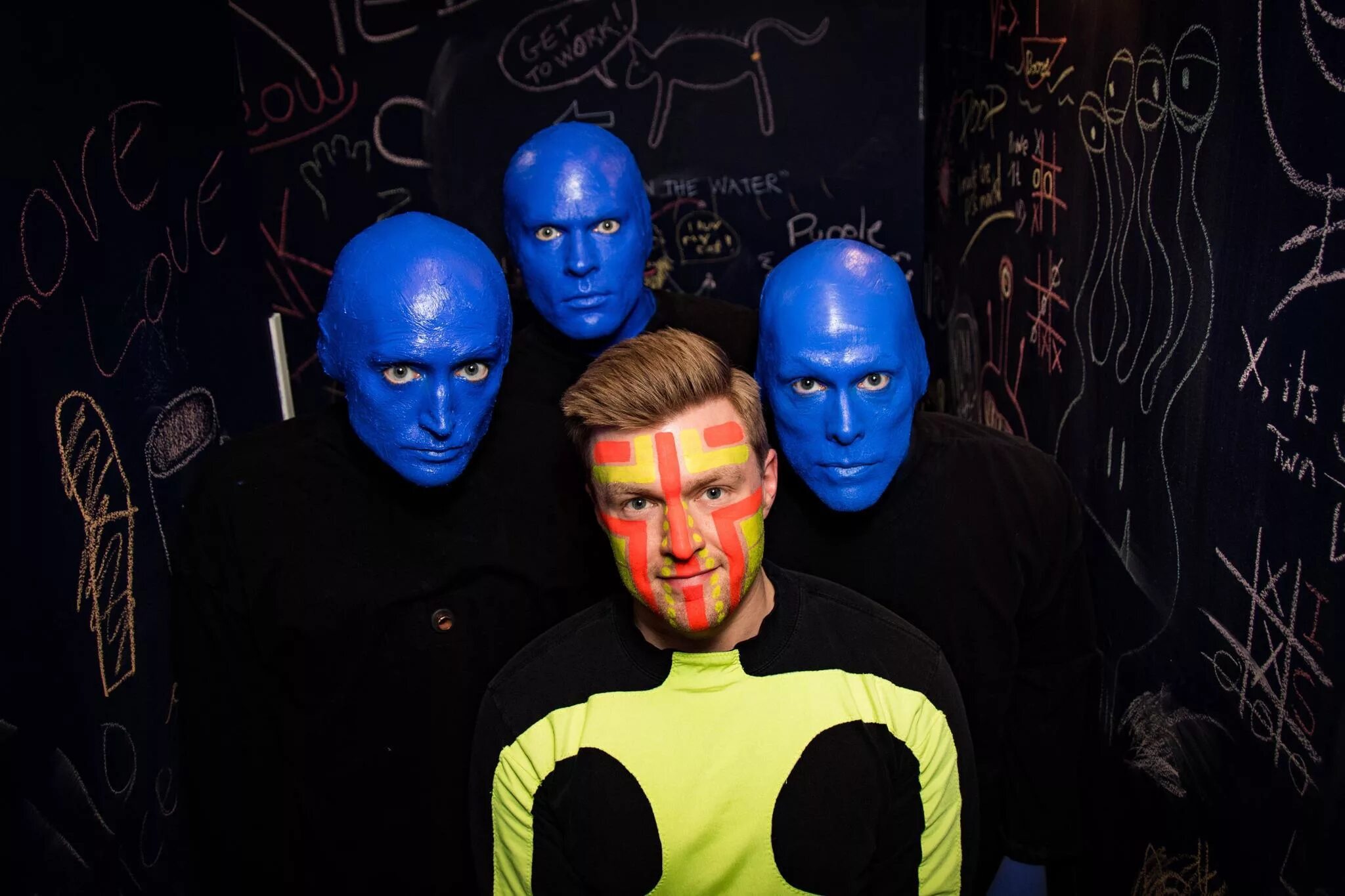 Группа голубых мужчин. Группа Blue man Group. Солистка группы Blue man Group. Блю мен групп без масок. Blue man Group вокалистка.