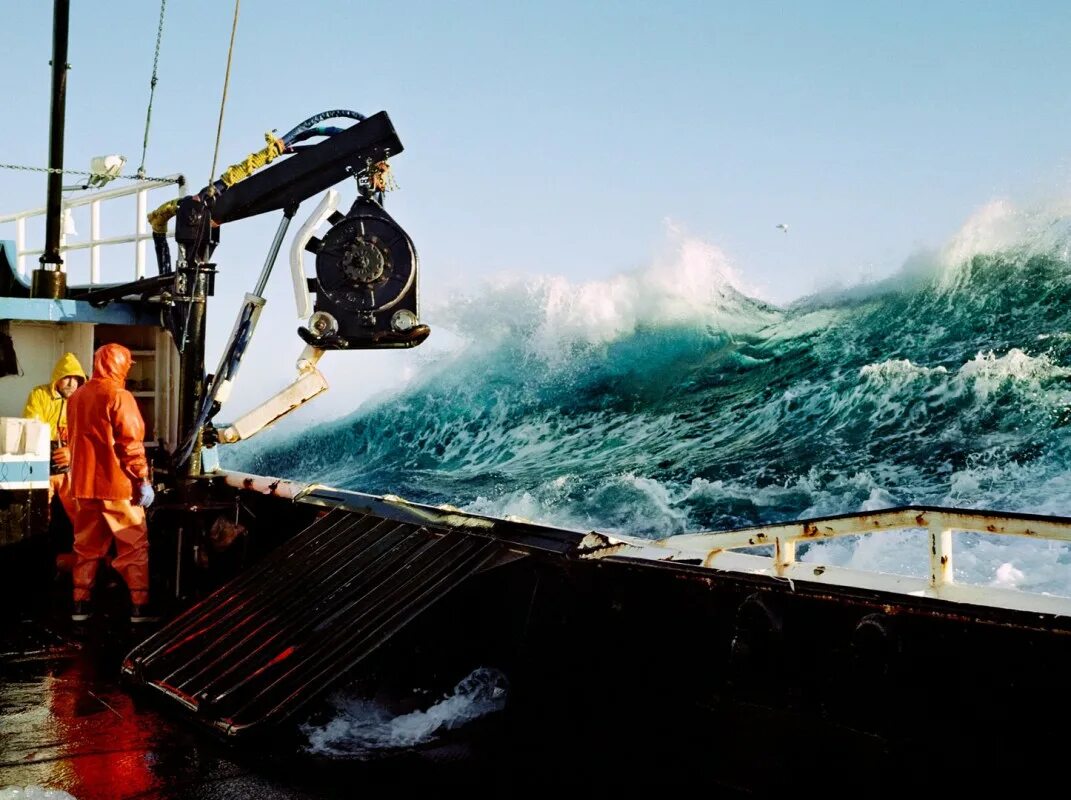 Моряк рыбак море. Ловля крабов в Беринговом море. Рыболовецкое судно в Беринговом море. Траулер краболов. Краболов в Баренцевом море.