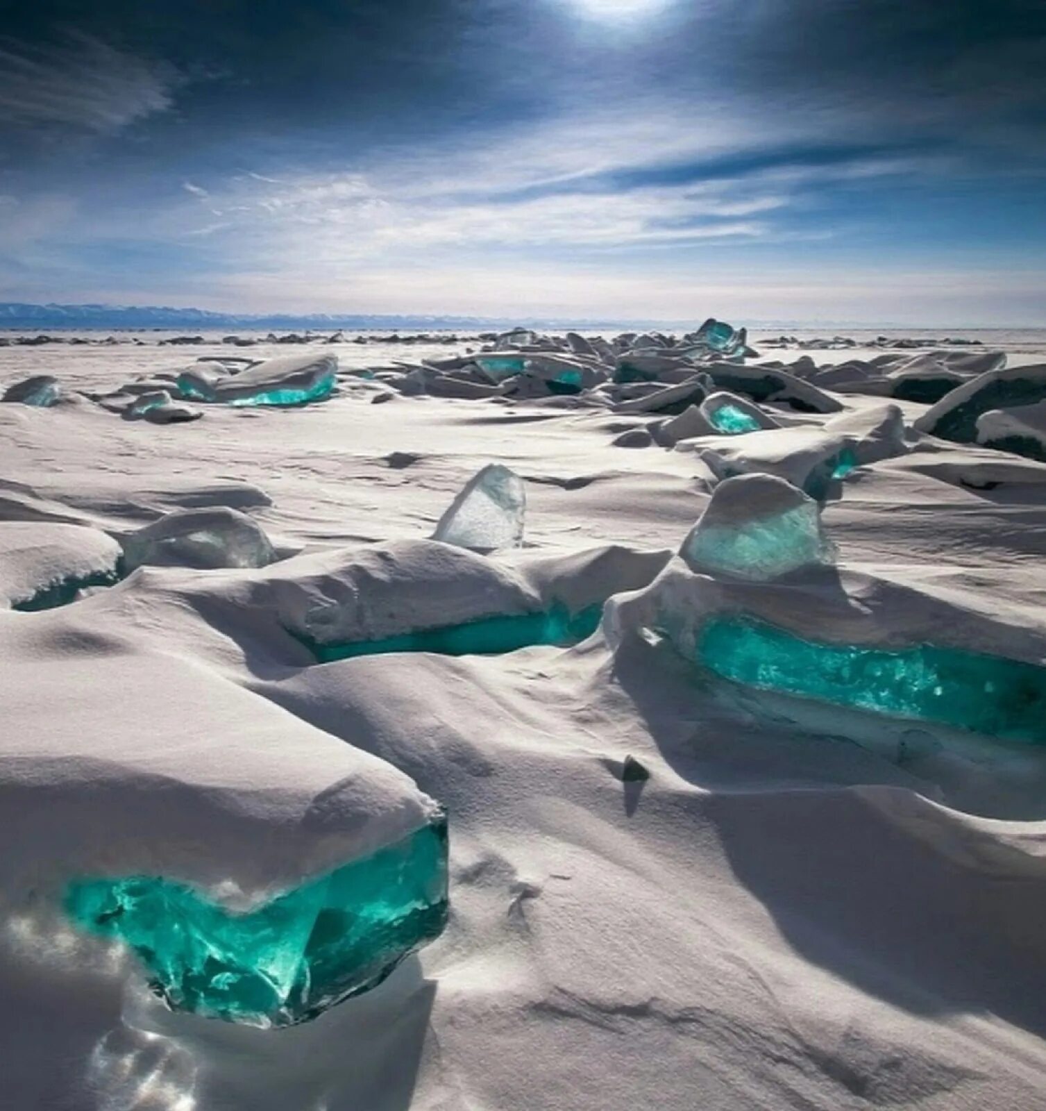 Озеро Байкал лед. Бирюзовый лед Байкала. Озеро Байкал зима. Красивый лед.