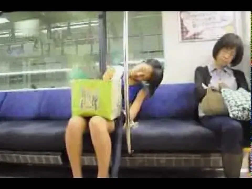 Лапают япония. Азиатки в общественном транспорте. Японские девочки в транспорте. Японцы пристают в метро. Японские девушки в общественном транспорте.