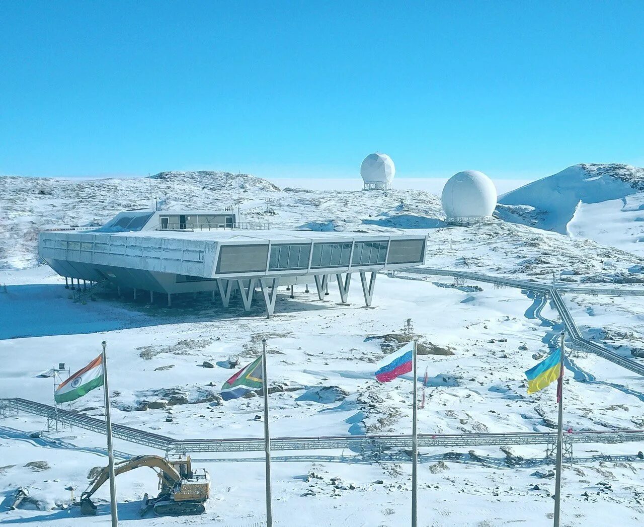 Антарктическая станция halley vi. Халли 6 антарктическая станция. Ноймайер станция антарктида. Халли (антарктическая станция). Арктическая станция halley.
