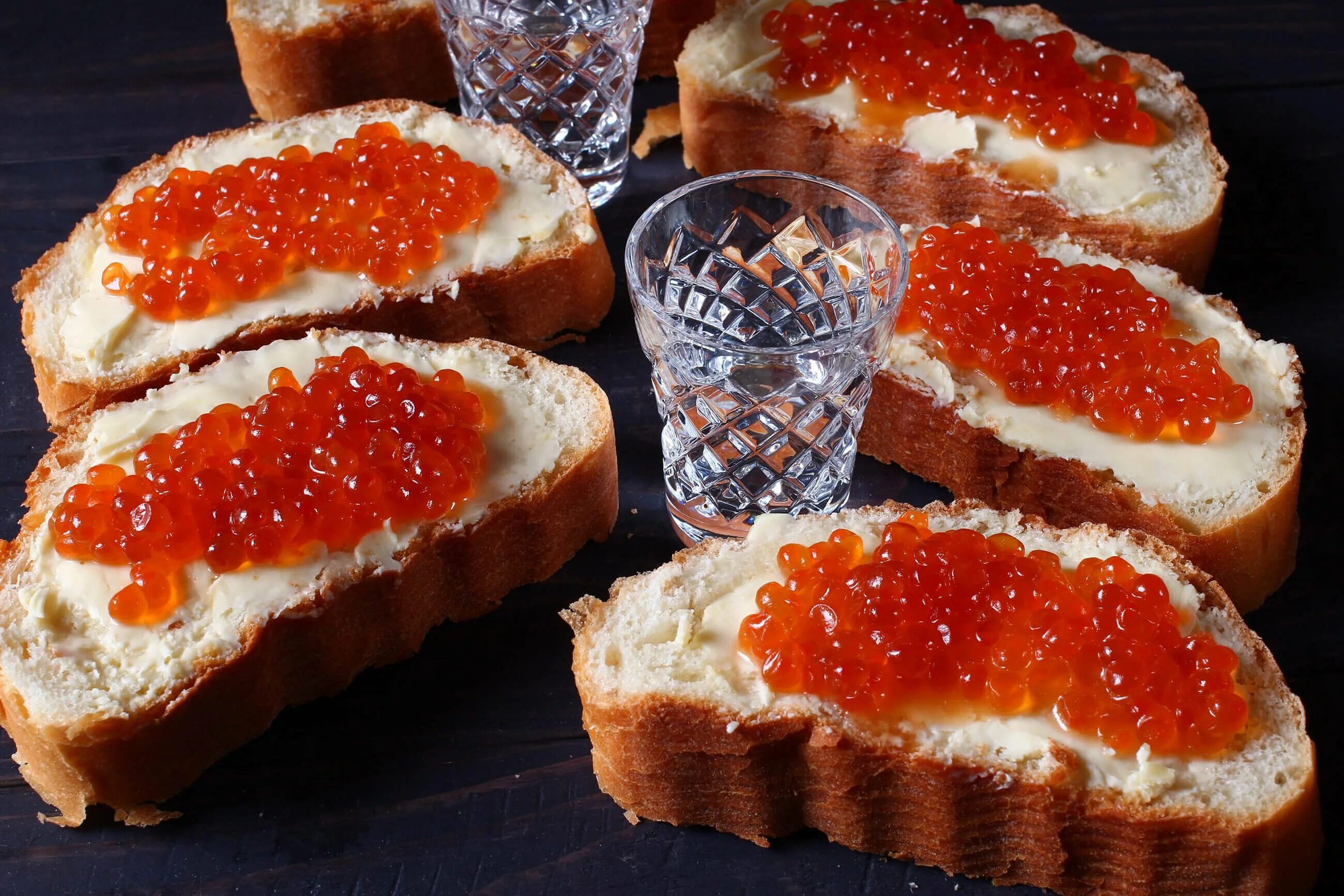 Как вкусно сделать бутерброды с икрой. Красивые бутерброды с икрой. красивые бутерброды с красной икрой. бутеры с икрой. бутерброды с красной икрой на новый год.