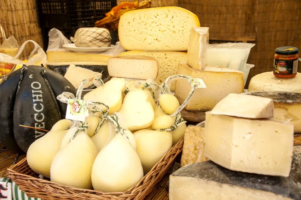 итальянские сыры. ассортимент сыров. итальянская кухня сыры. фото итальянского сыра. сыр италия.