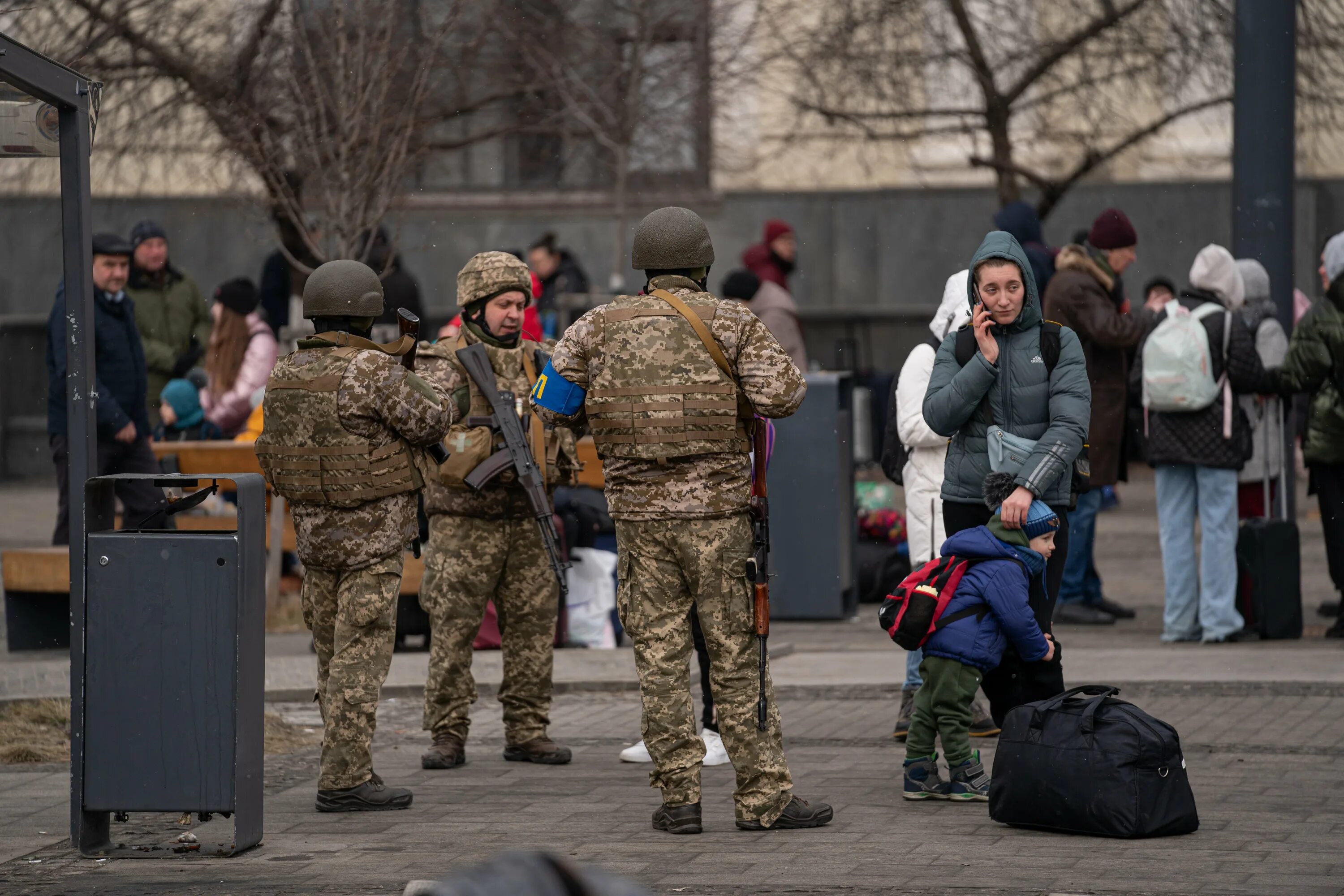 Украинские мирные жители. Украинские нацисты прикрываются мирными жителями. Украинские военные прикрываются мирными жителями. Украинский националистиы. Украинские националисты военные.