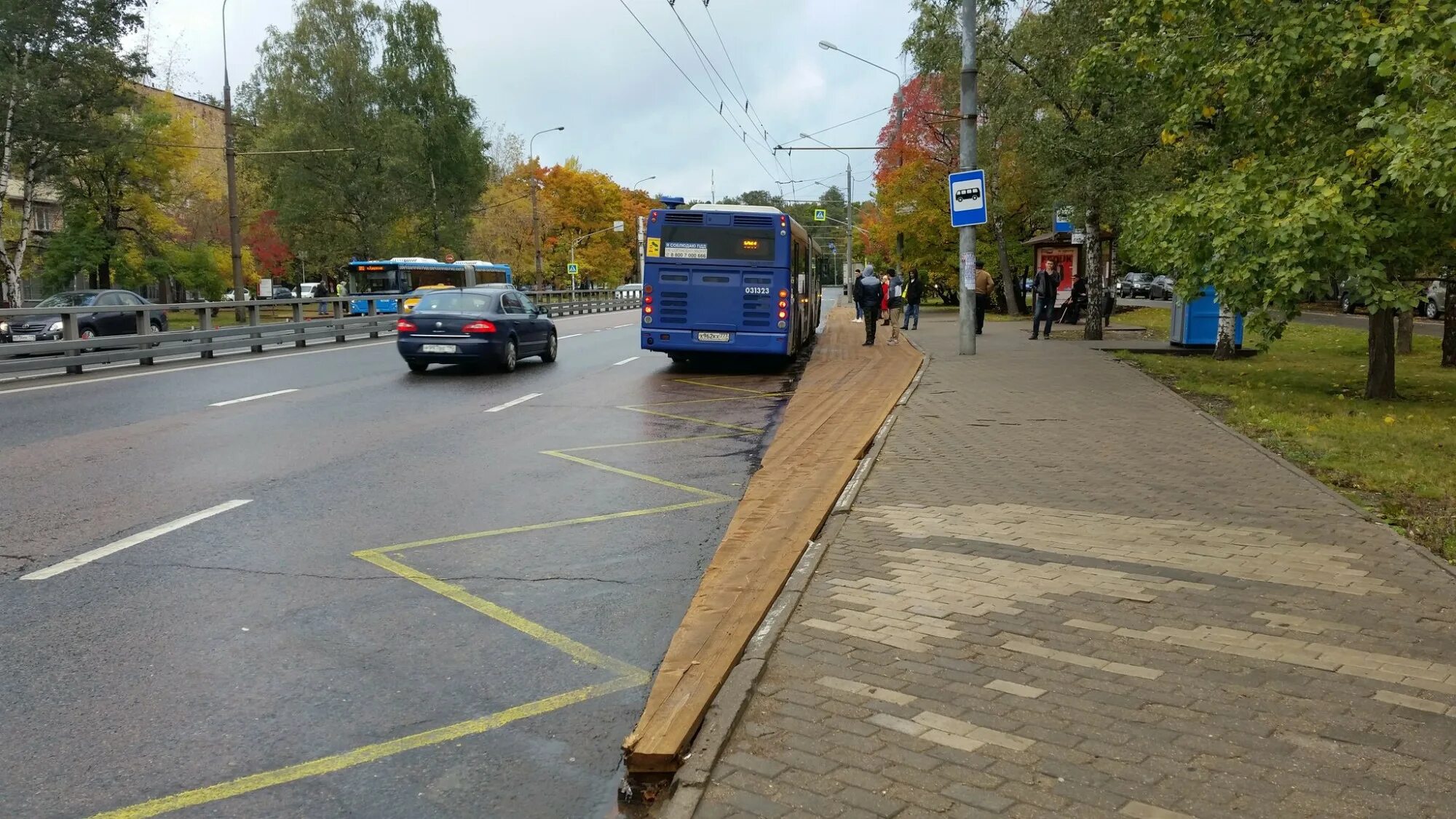 Остановка на остановке общественного транспорта для высадки. Карман для общественного транспорта. Заездной карман для общественного. Заездной карман для общественного транспорта. Парковочный карман для автобуса.