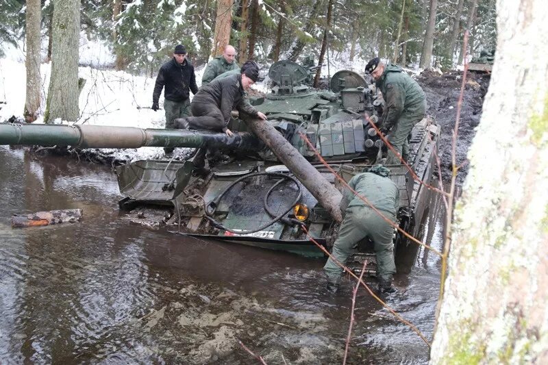 Танки тонут. Легкий танк рено фт-17. Танк в болоте. Северский донец белогоровка. Танк в грязи.
