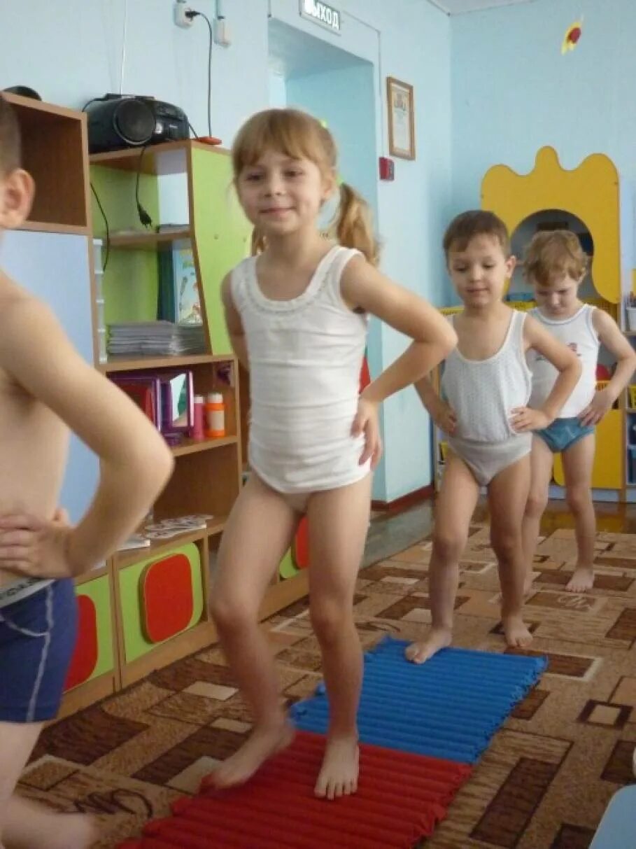 Оборудование для осанки в детском саду. Переодевание на физкультуру в начальной школе. Переодевание на физкультуру в садике. Переодевание на физкультуру в садике. Девочки в детском саду.