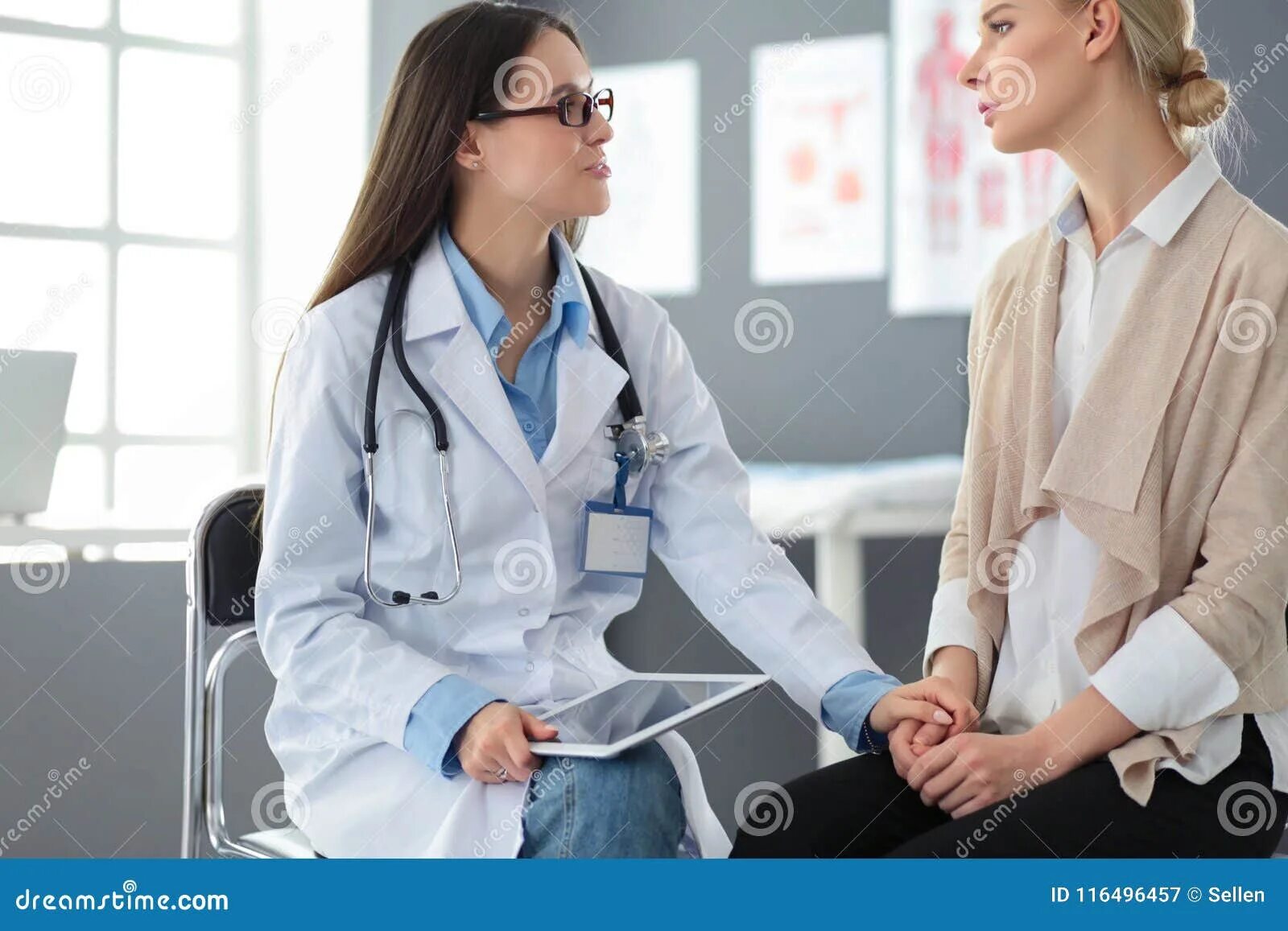 Доктор с пациентом. Врач и пациент Эстетика. Врачи обсуждают пациентов. Эстетика врачей и медсестер.