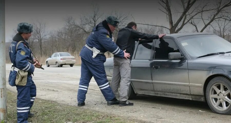 Платина дал менту на лапу. Полицейский на дороге. ДПС С автоматом.