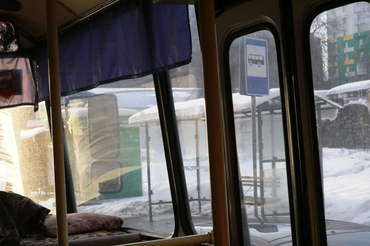 Окно автобуса. Из окна автобуса. Вид из автобуса. Стеклопакет для автобуса.