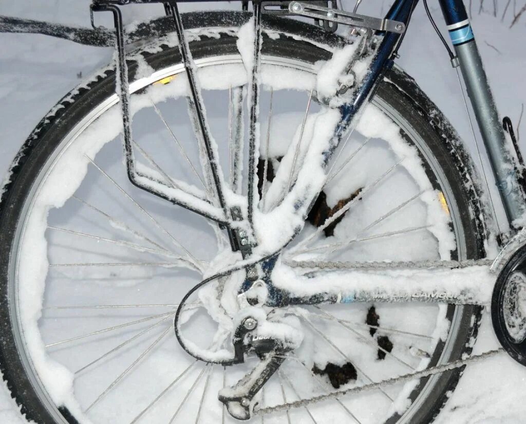 Сдувается колесо велосипеда. Зимние колеса на велосипед. Сдутое колесо велосипеда. Спускает шины на велосипеде. Колесо велосипеда на зиму.