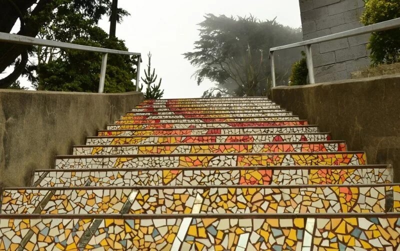 ступеньки из мозаики. ступеньки из плитки. крыльцо мозаика. мозаичная лестница в сан-франциско. круглые ступени из мозаики.