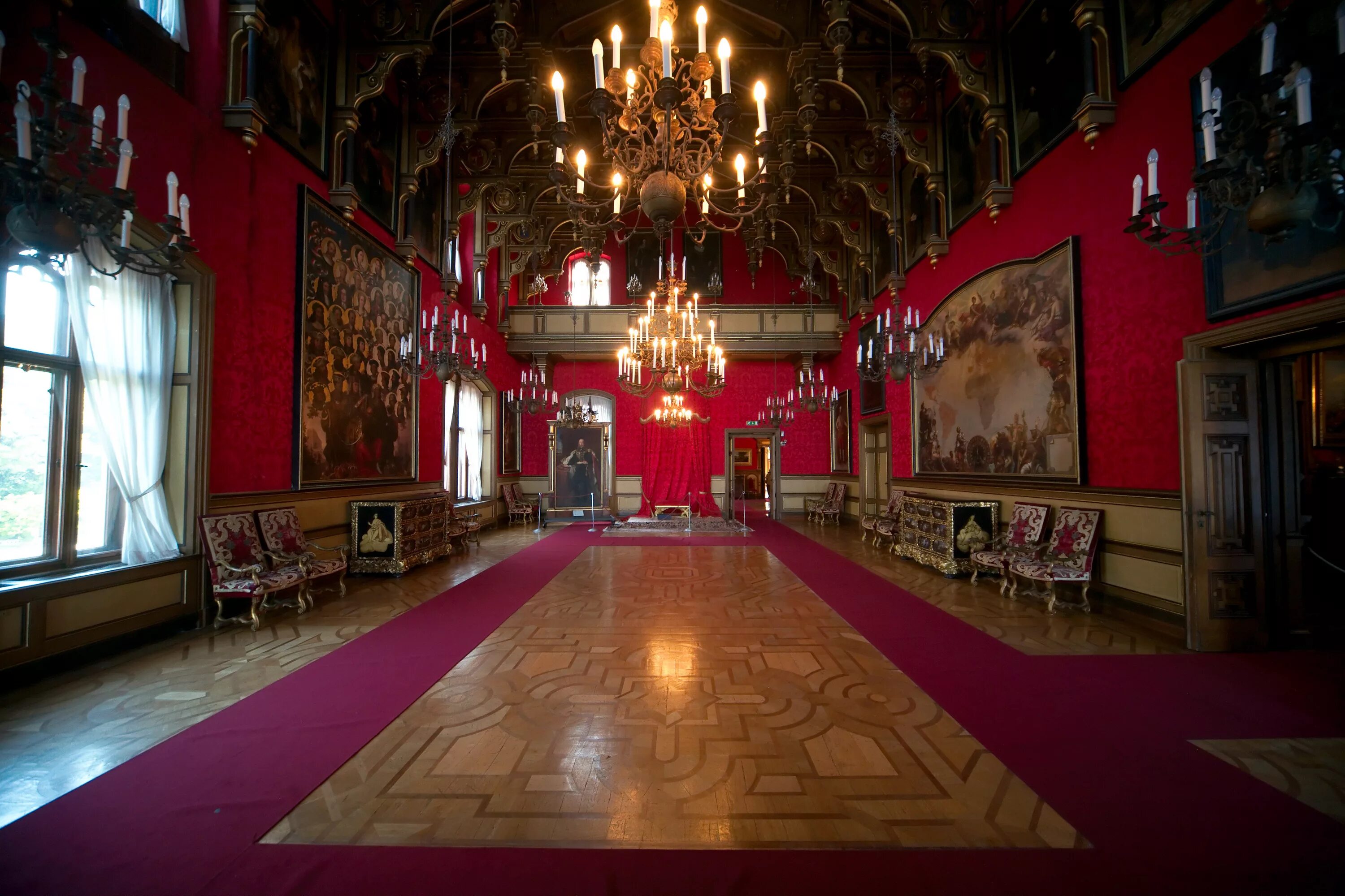 Красный дворец. Эдинбургский замок Тронный зал. Замок Мирамаре внутри. Королевский Тронный зал. Замок Мирамаре интерьеры.
