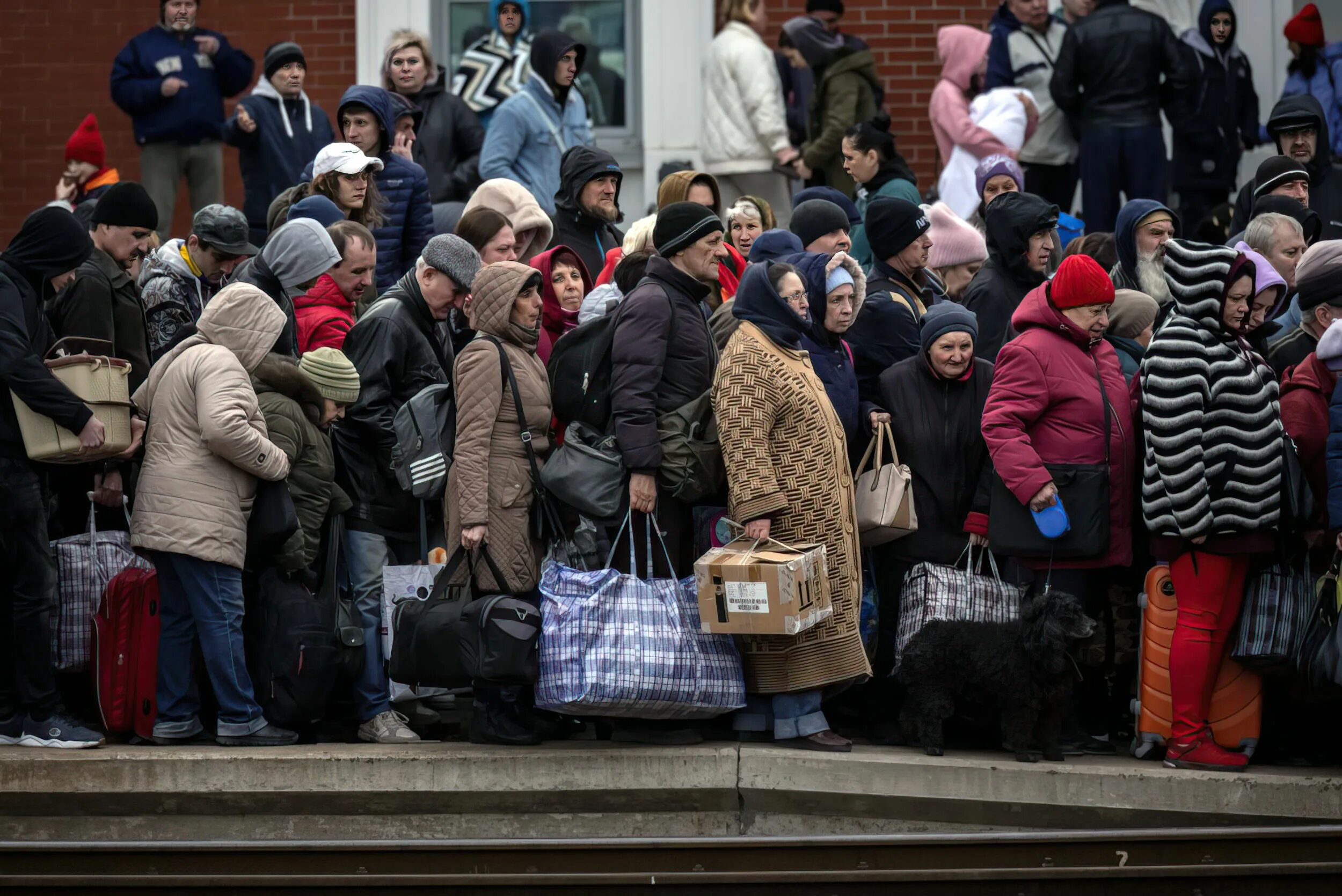 Краматорск вокзал взрыв 2022. Люди уезжают. Вокзал Украина. Человек среди людей в городе.