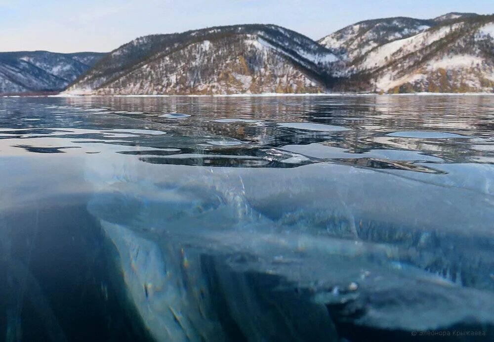 Лед на дне озера. Озеро Байкал вода. Озеро Байкал лед. Секки Байкал. Прозрачный лед Байкала.